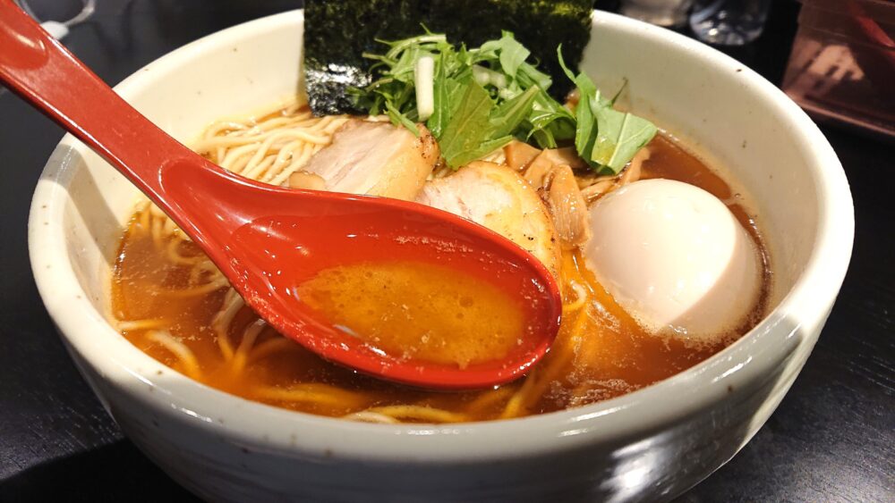 横浜市 保土ヶ谷区 星川 - 「麺屋 星虎(めんや スタート)」の「限定 ピリ辛えびら〜麺」の油膜
