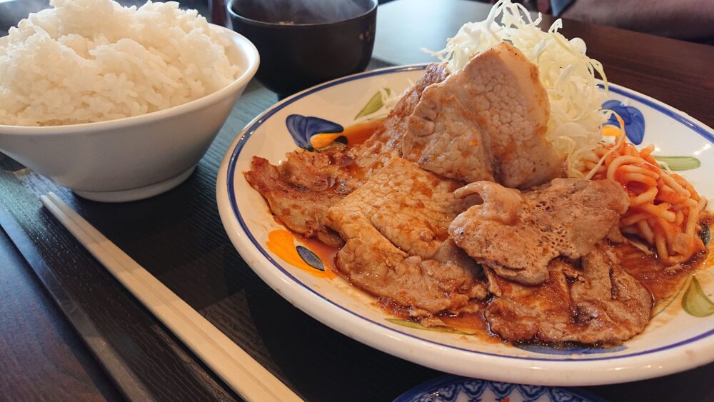 大盛りご飯が嬉しい！横浜マリンハイツの港食堂で味わう、家庭的な生姜焼き定食