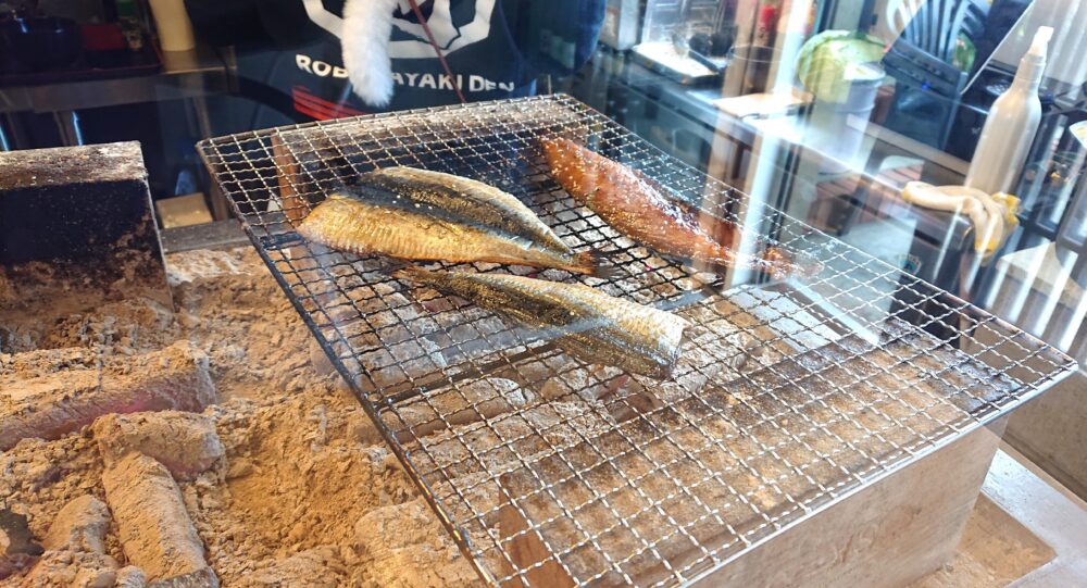 神奈川県 真鶴町 - 「炉端焼き 傳(Den)」の炭火の焼き場