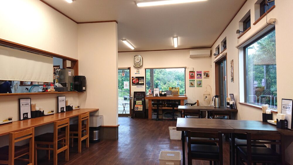 「海の幸 畑の恵 ぼーめん」、シンプルで清潔感のある内観