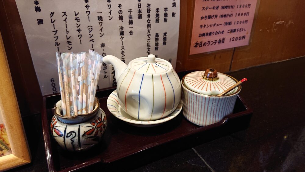 「和処 一暁(いちぎょう)」のテーブル調味料。醤油と七味。