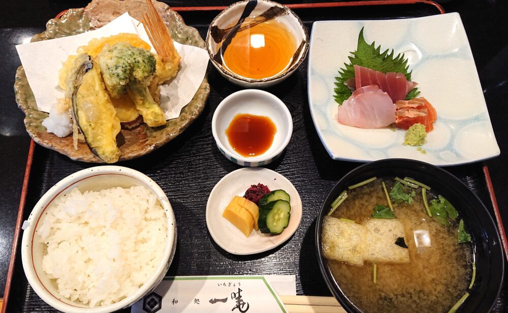 「和処 一暁(いちぎょう)」のカサゴ天ぷら定食の全景