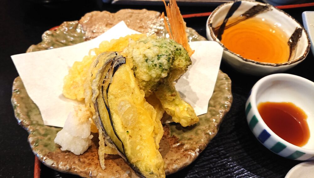 「和処 一暁(いちぎょう)」のカサゴ天ぷら定食、天ぷらのアップ画像