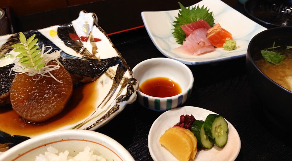 「和処 一暁(いちぎょう)」マコガレイ煮つけ定食の全景