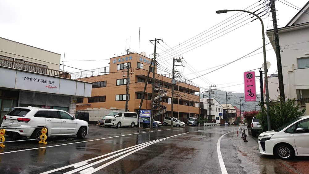 「和処 一暁(いちぎょう)」の周辺の道路と134号線から見えるピンクの看板