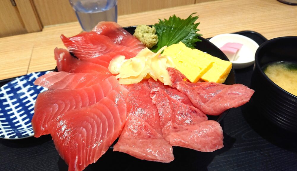 メバチと本鮪が楽しめる魚力食堂の鉄火丼