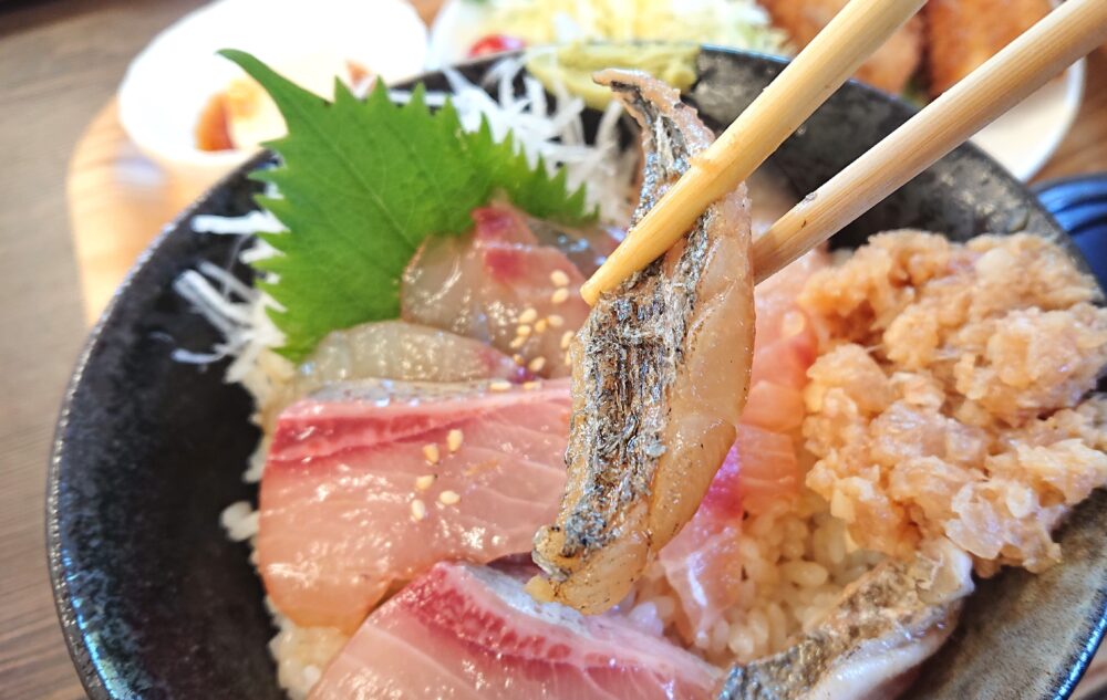 「ぼーめん定食」の漬け丼の炙ったタチウオ