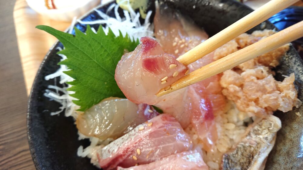 「ぼーめん定食」の漬け丼のクロダイ