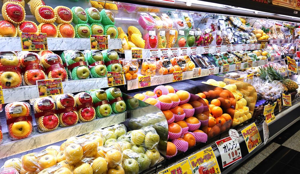 「フードストアあおき 伊東店 」カラフルなフルーツコーナー