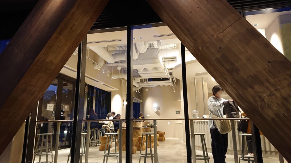 「横浜ティンバーワーフ」1F、生ドーナツ専門店「I’m donut？」の内観