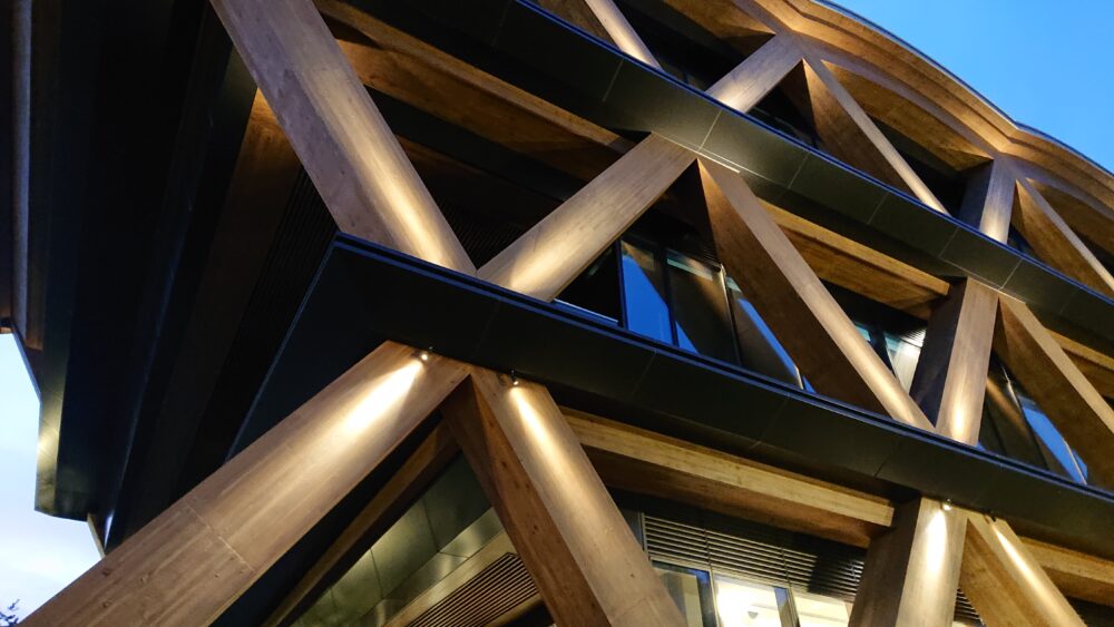 ライトアップされた「横浜ティンバーワーフ」の柱