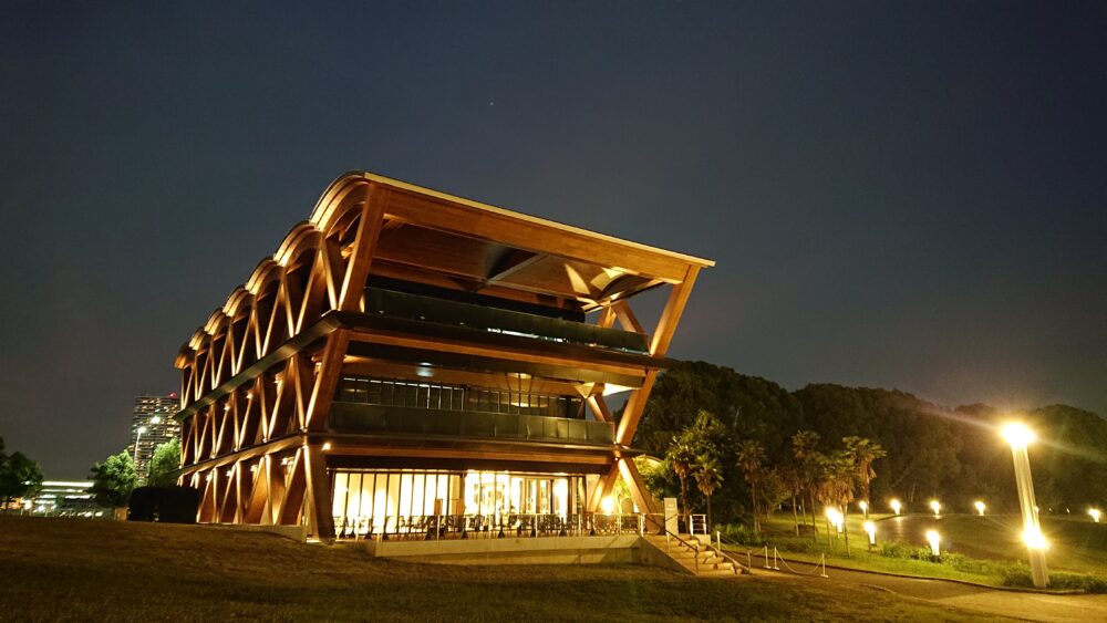 ライトアップされた「横浜ティンバーワーフ」